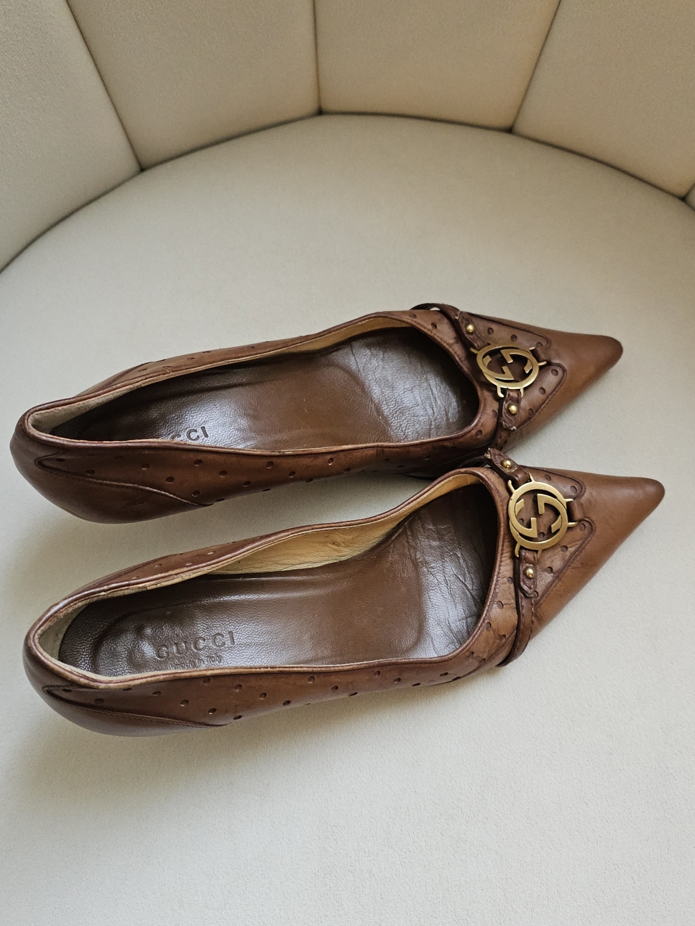 Gucci Vintage Tan Leather Pointed-Toe Kitten Heels with Gold Logo - Picture 8 of 14